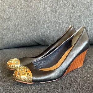 Tory Burch wedges US 6 black leather gold cap with logo realtor designer elegant